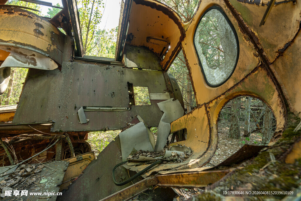 废弃车内景尽显岁月痕迹