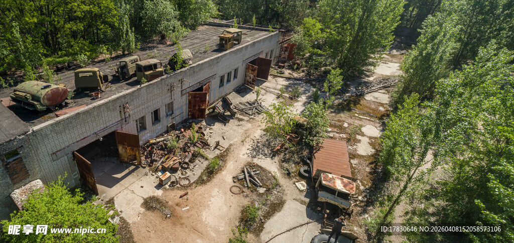 森林中的废弃建筑遗迹