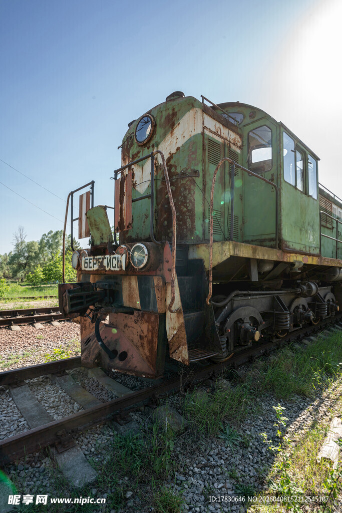 废弃铁轨上的老旧火车头