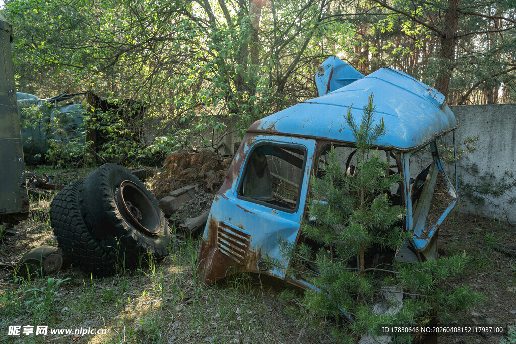 废弃蓝色车辆荒野残骸