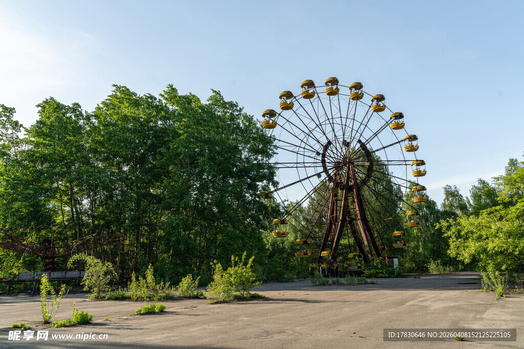 废弃游乐园中的摩天轮