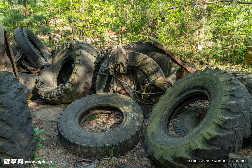 野外废弃轮胎堆积场景