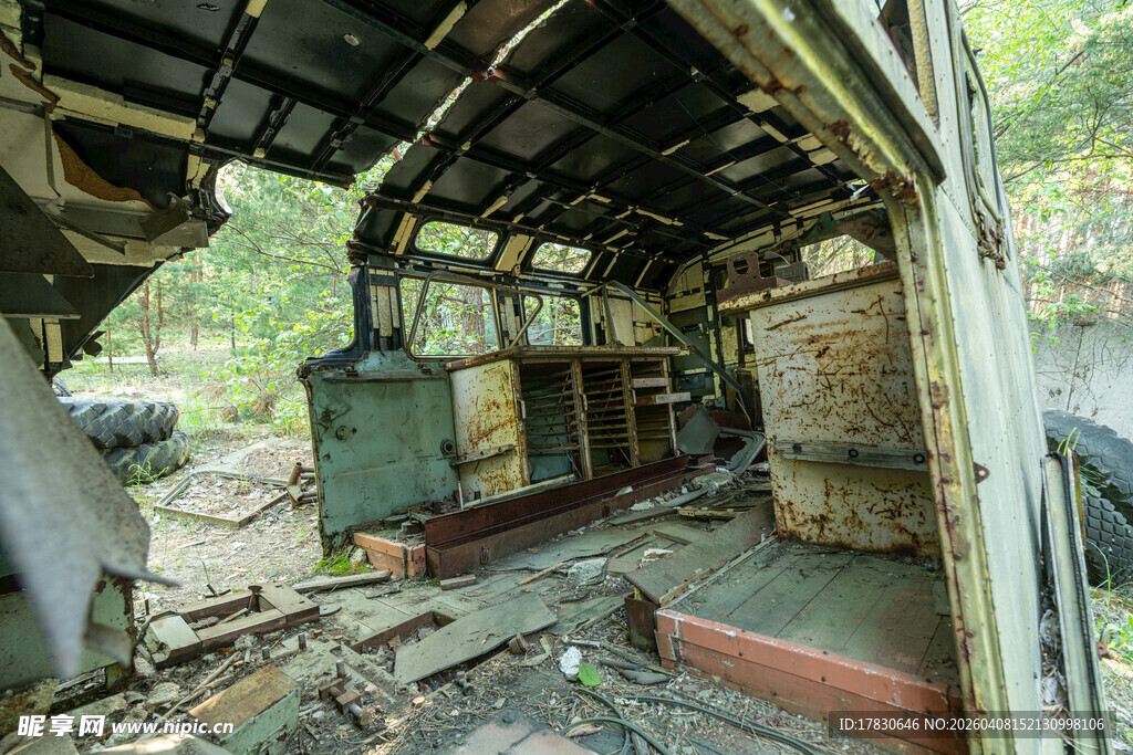废弃车厢内景