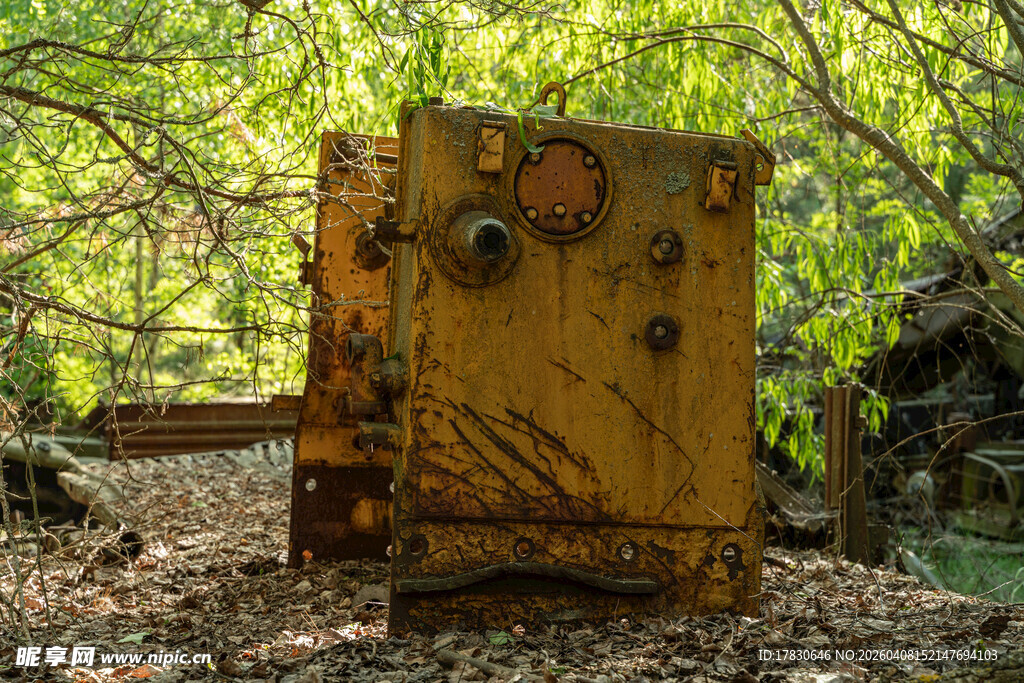 废弃生锈的户外机械设备