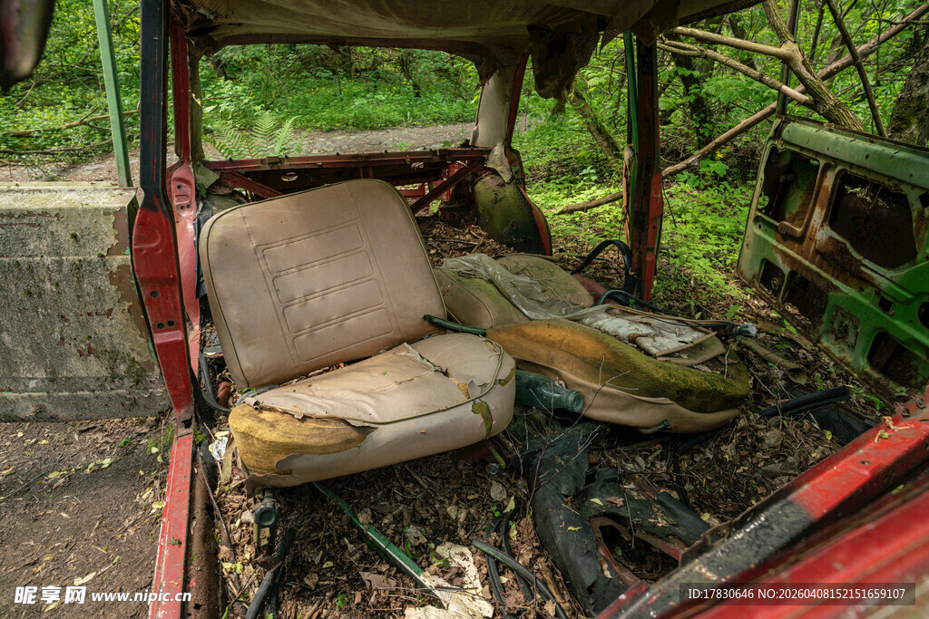 废弃汽车内景座椅破旧不堪