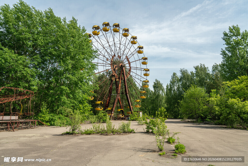 废弃游乐园中的老旧摩天轮