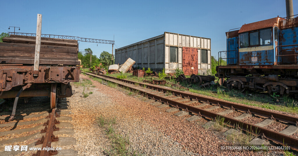 废弃铁轨旁的老旧工业场景