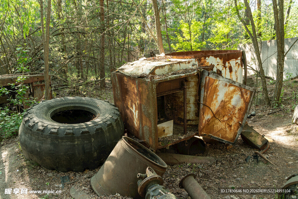 废弃机械残骸于林间