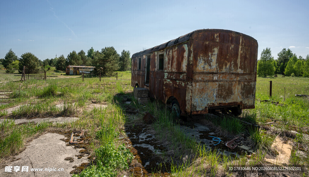 废弃火车荒野中的沧桑遗迹