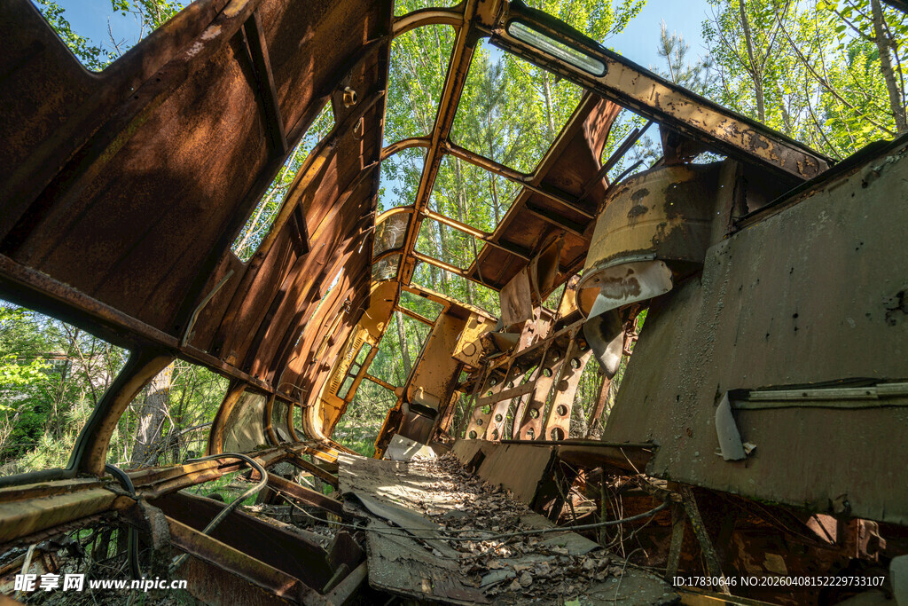 废弃建筑内景尽显破败