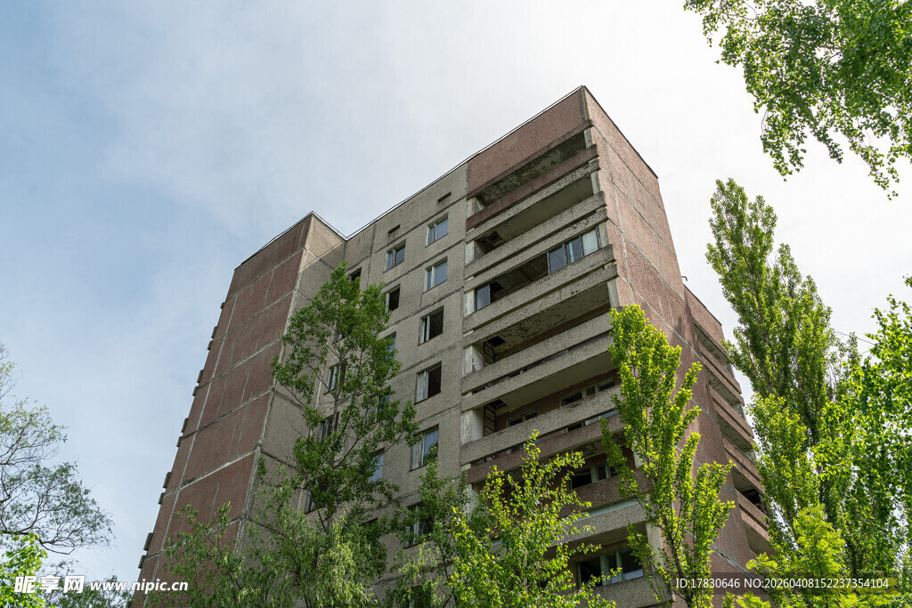 废弃高楼被绿植覆盖