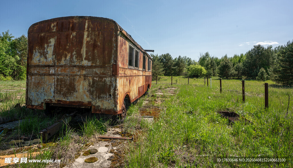 废弃生锈的野外旧火车车厢