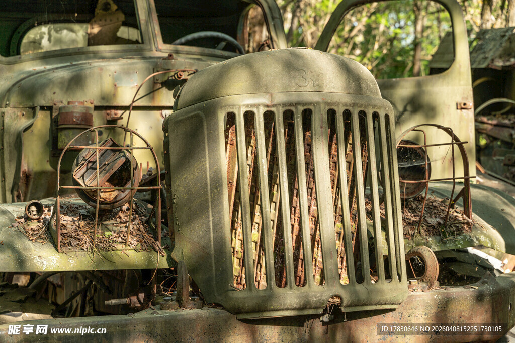 废弃丛林中的老式机械