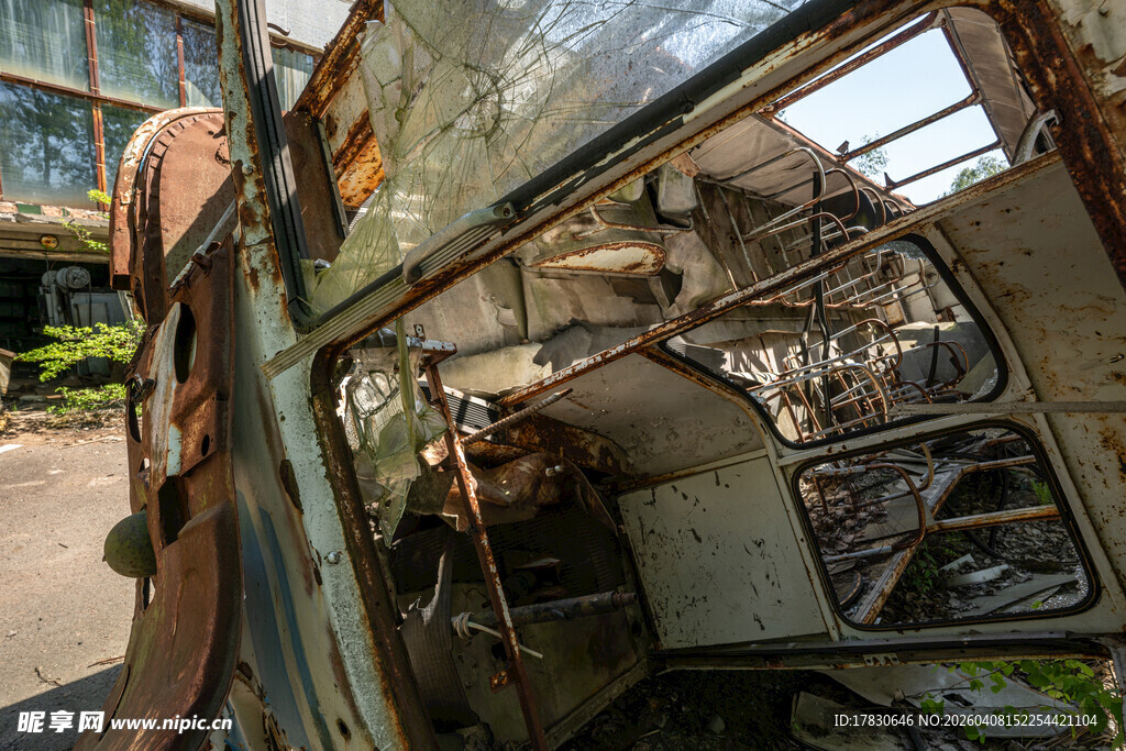 废弃车内景