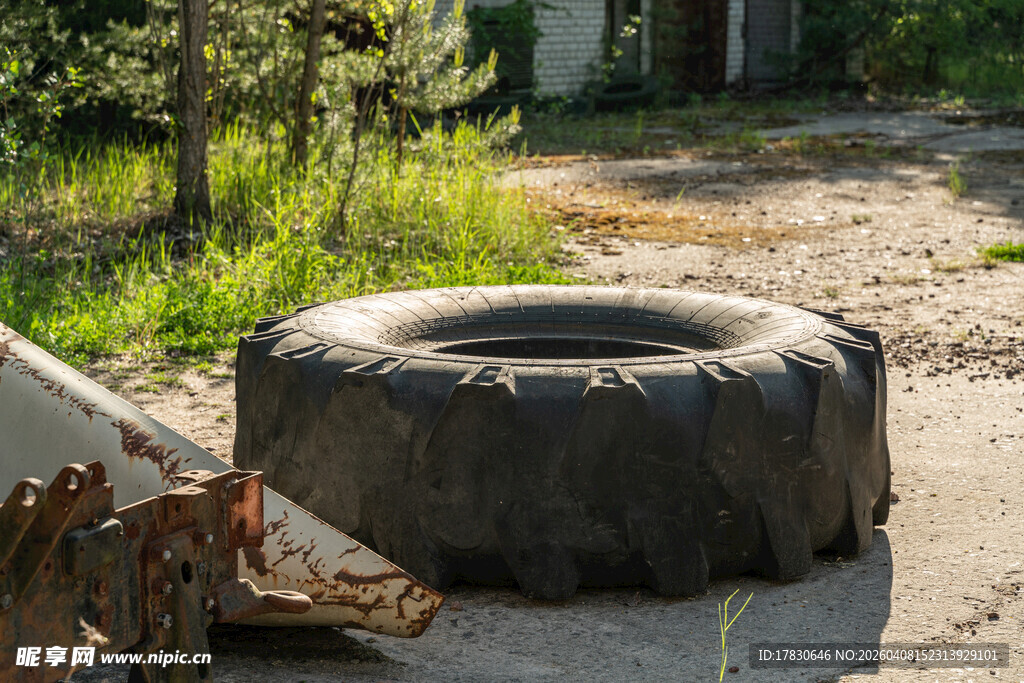 废弃轮胎置于户外场景