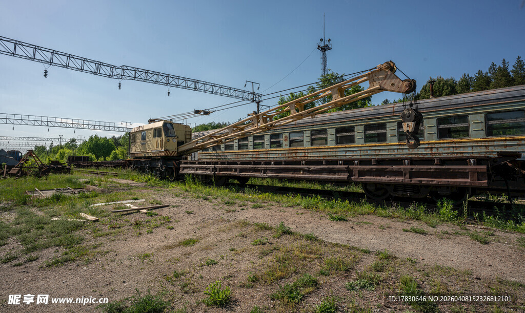 废弃铁轨上的老旧列车
