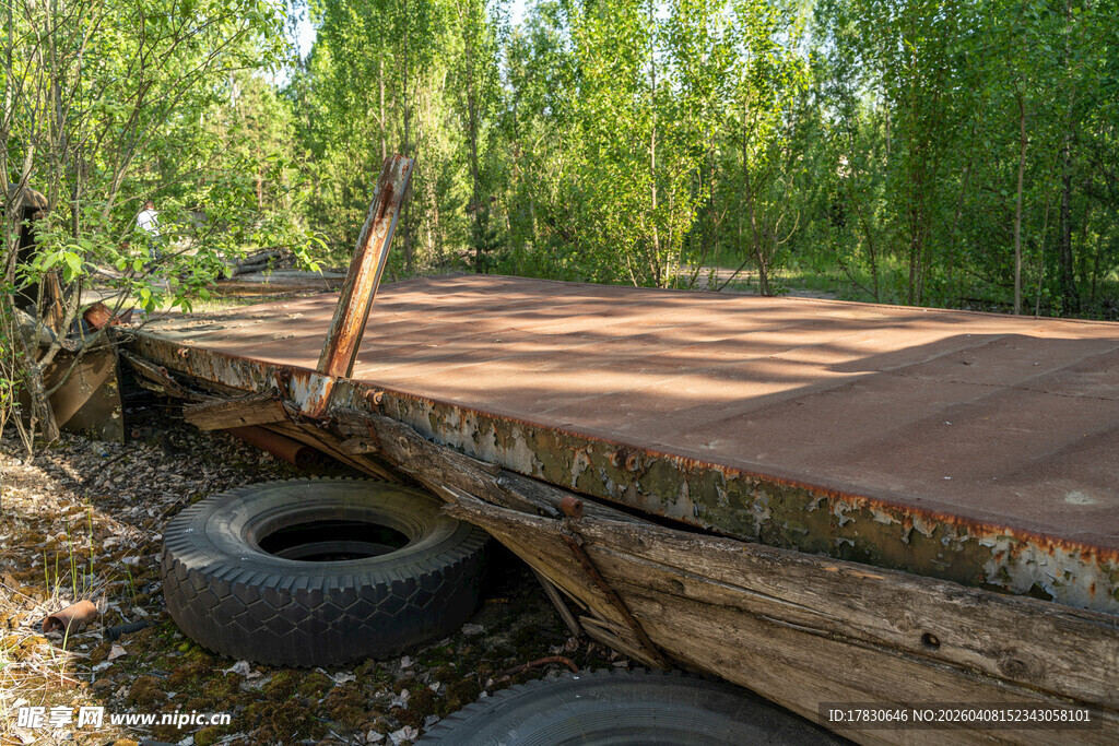 废旧轮胎搭建的简易木平台