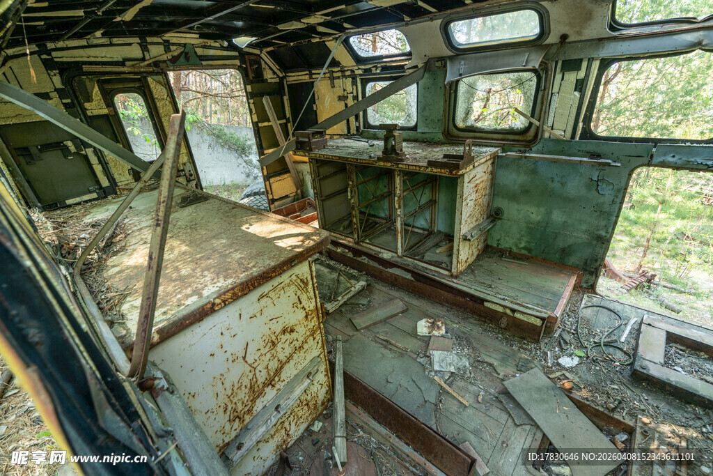 废弃飞机内部的沧桑景象