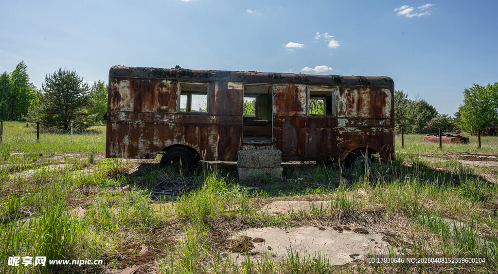 废弃野外的破旧车厢