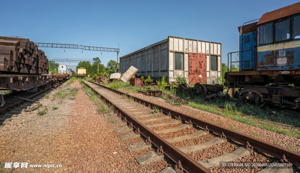 废弃铁轨旁的老旧建筑