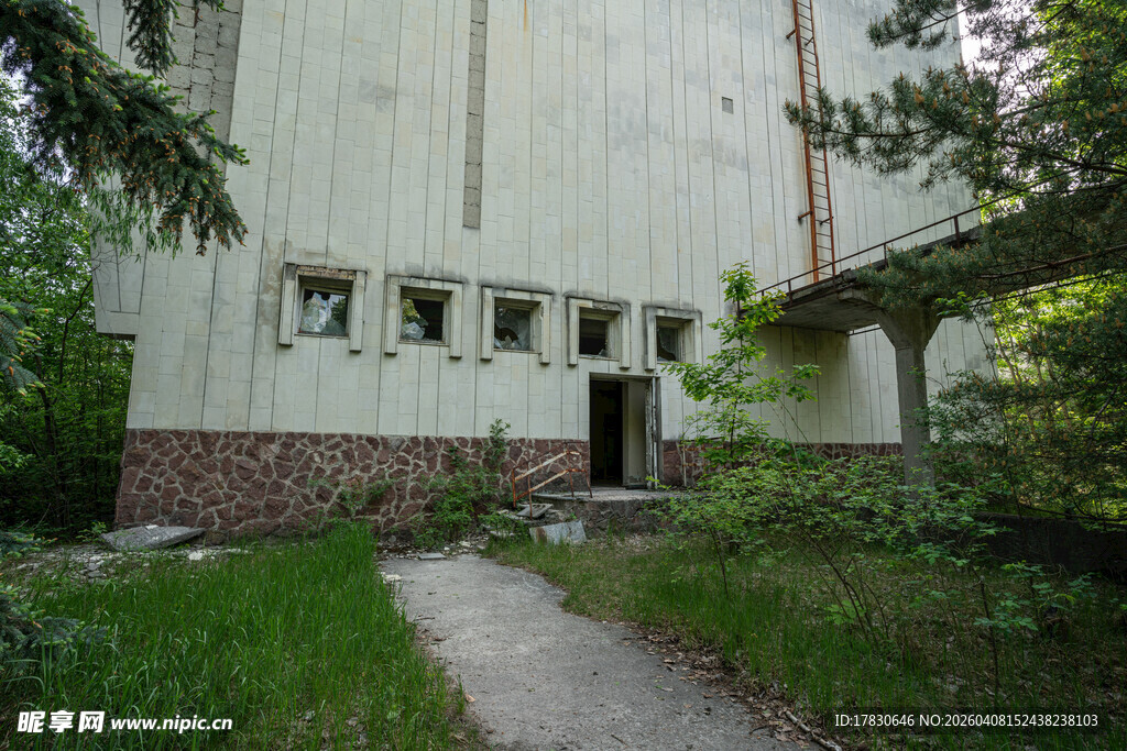 废弃建筑旁的小径与绿植