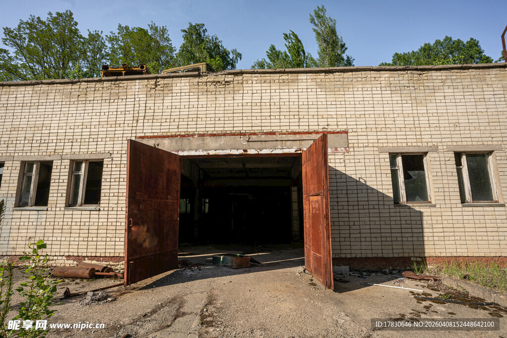 废弃厂房大门敞开