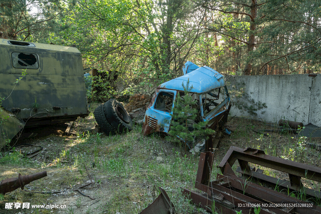 废弃场地中的破旧车辆