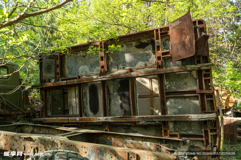废弃生锈的金属框架景观