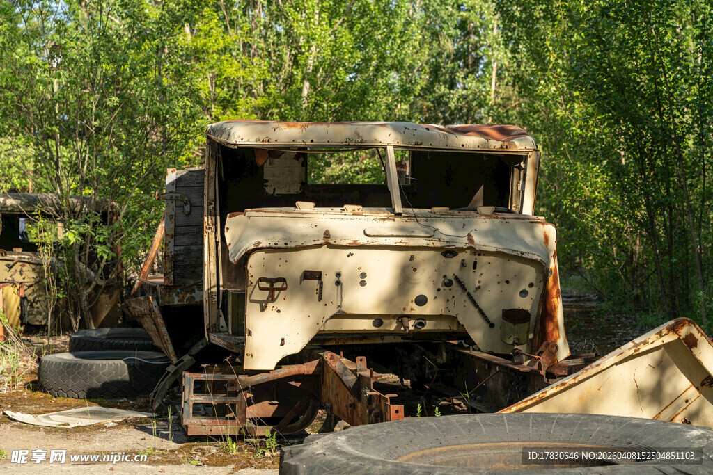 废弃野外的老旧破损卡车