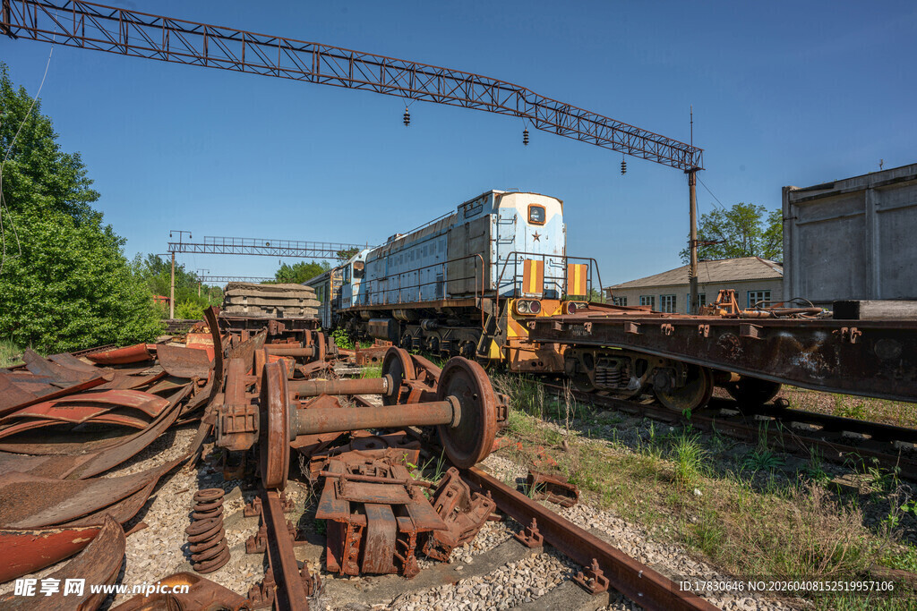 废弃铁轨旁的火车头