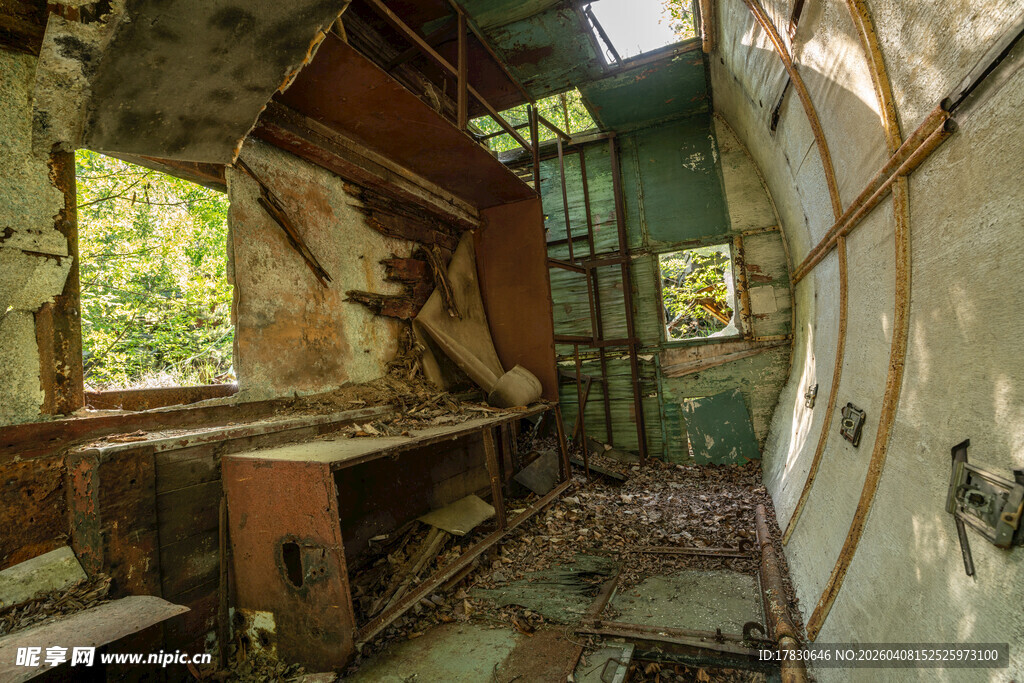 废弃屋内的破败景象