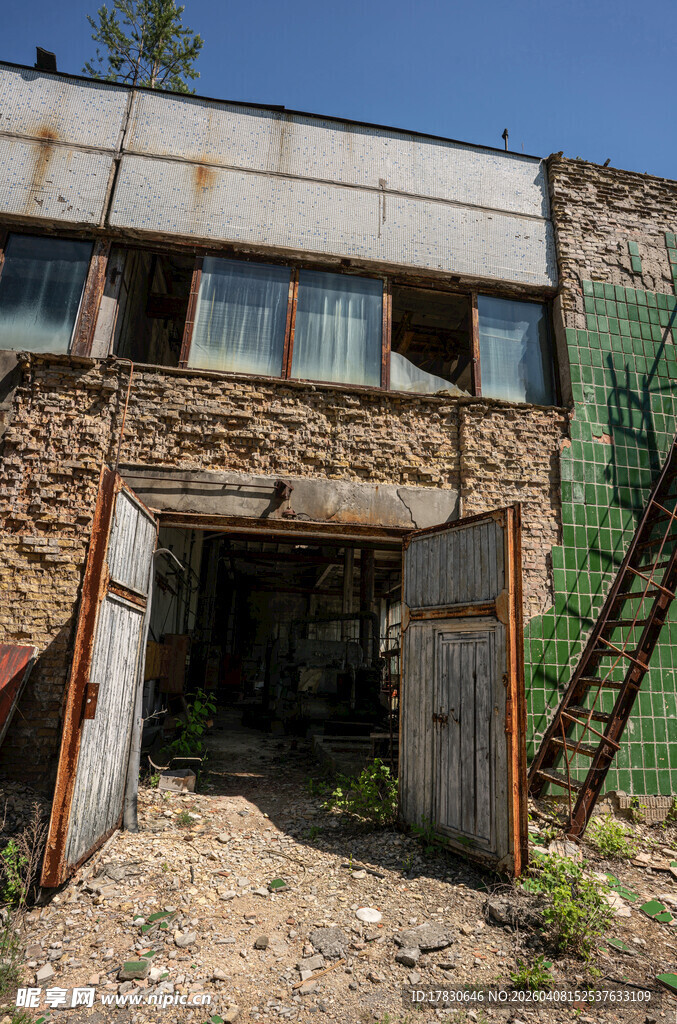 废弃厂房尽显沧桑破败