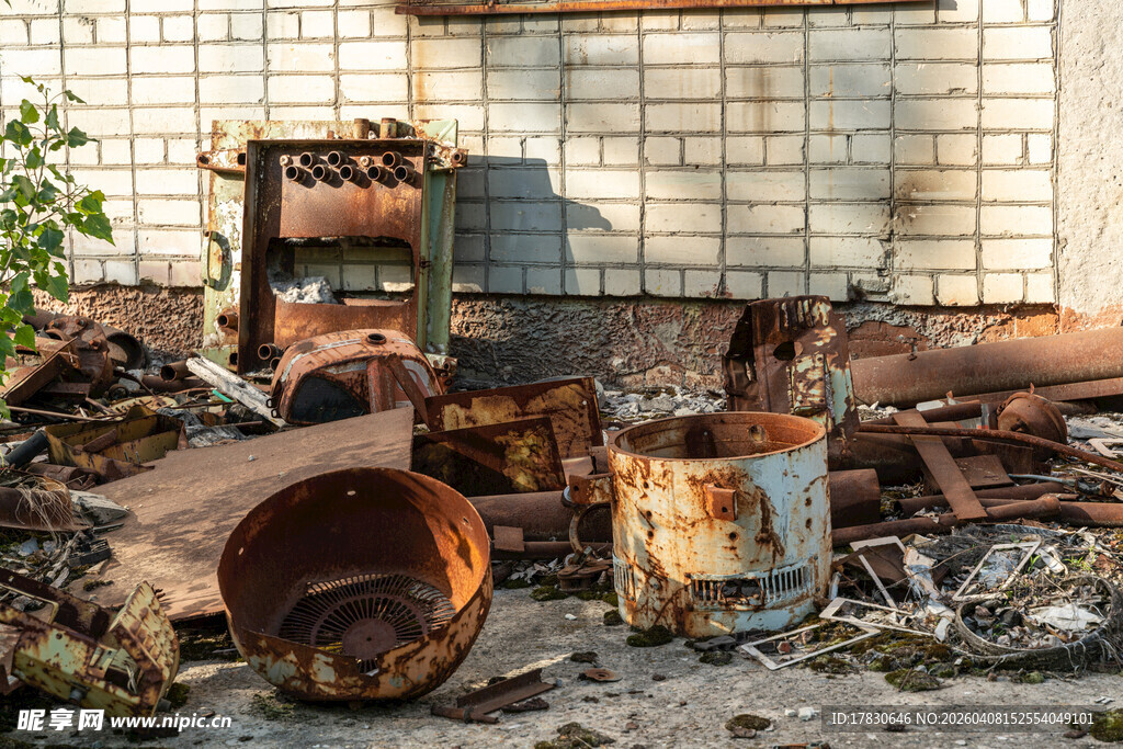 废弃工厂中的生锈金属物件