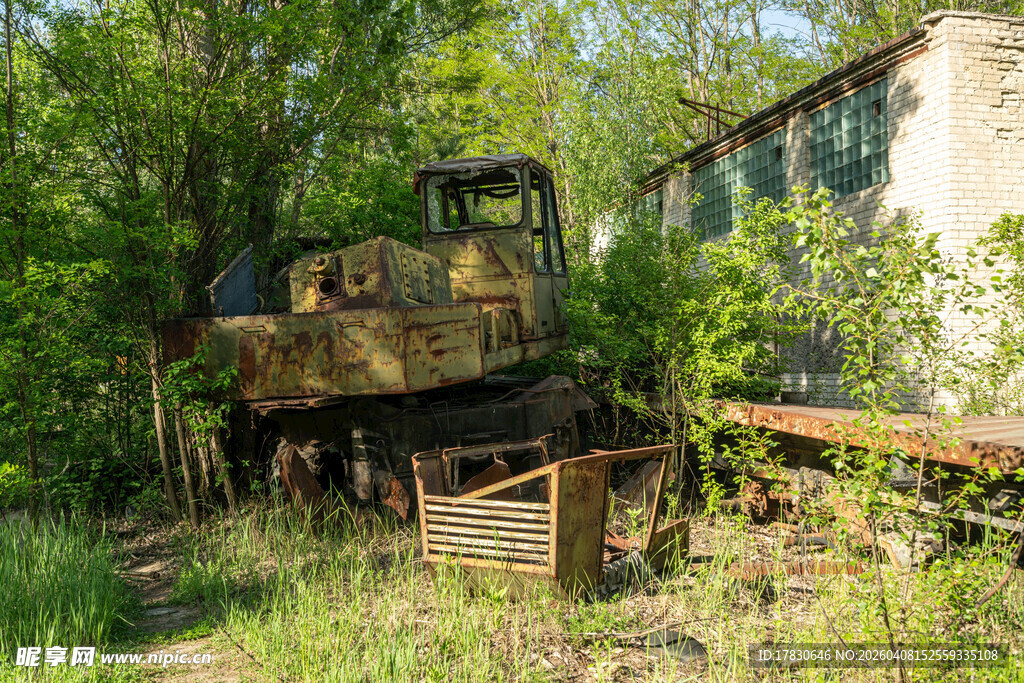 废弃野外的老旧工程机械