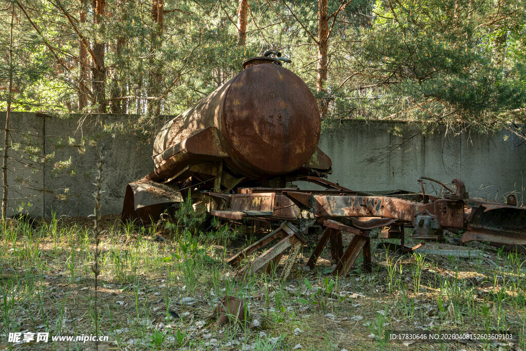 废弃野外的大型生锈储油罐