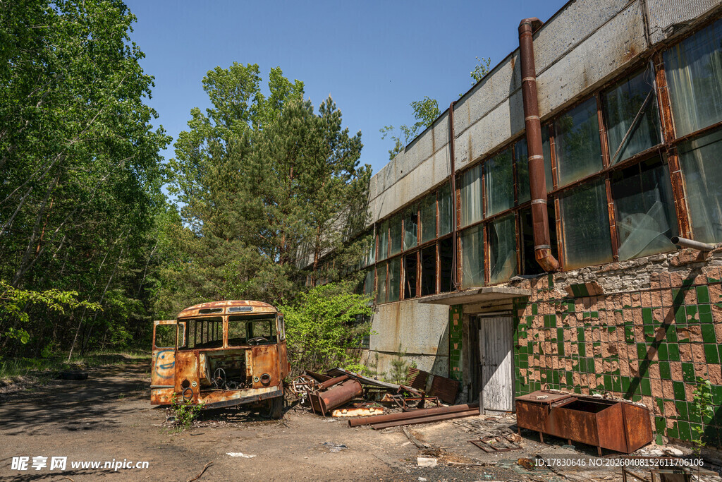 废弃工厂旁的老旧工程车