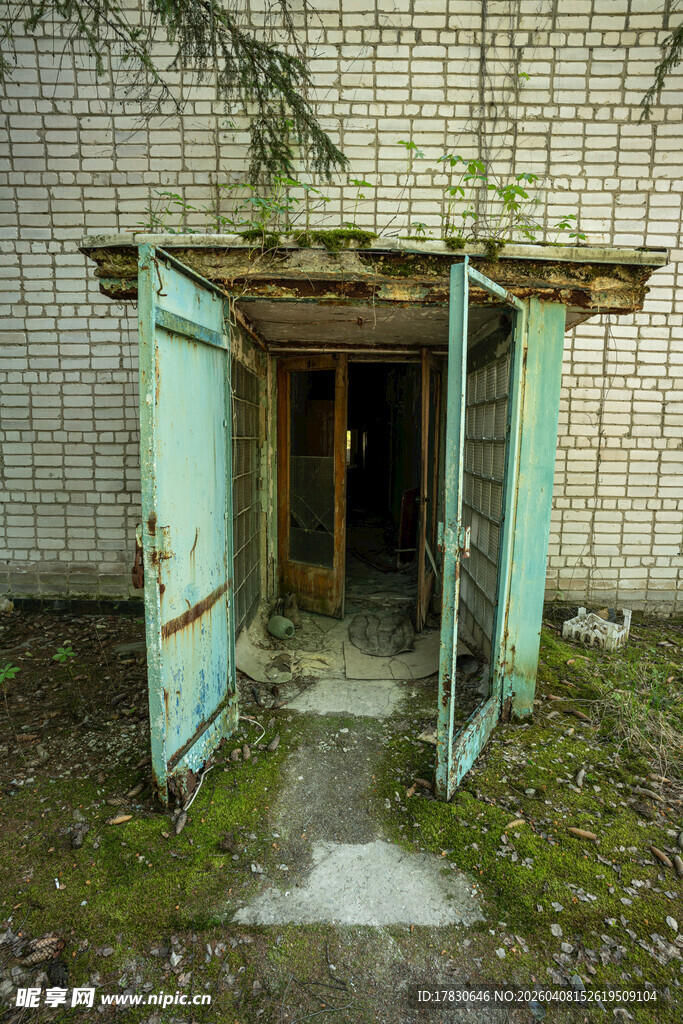 废弃房屋敞开的破旧绿门