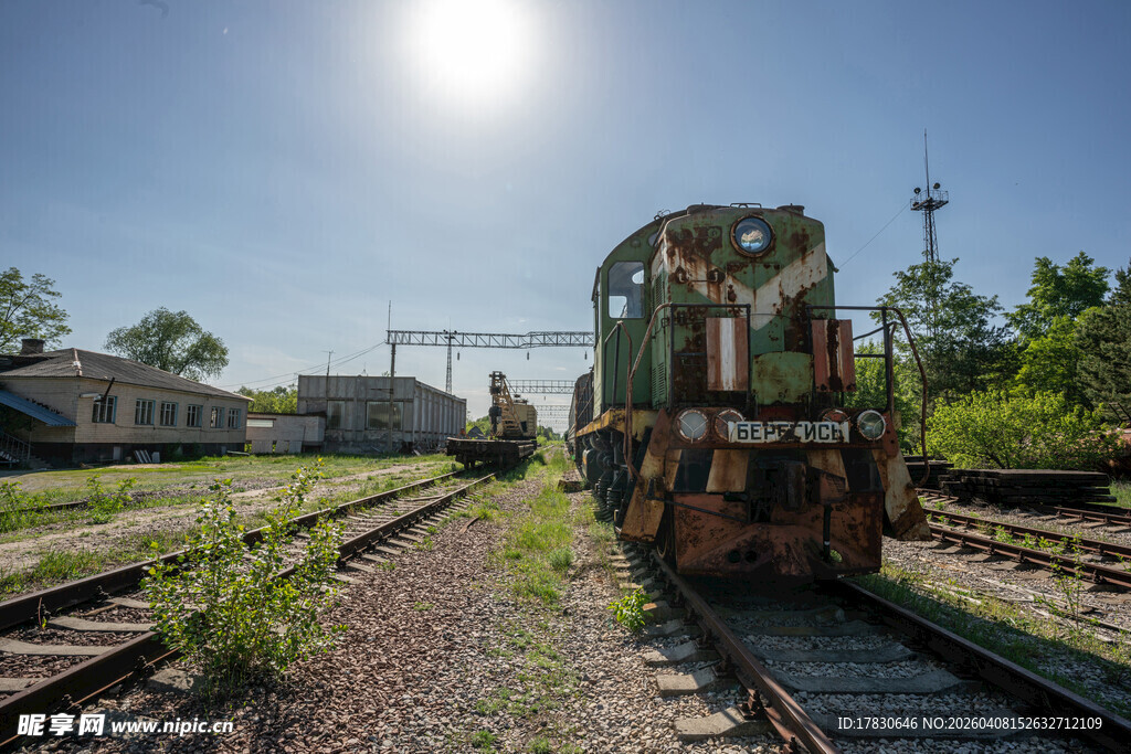 废弃铁轨上的老旧火车
