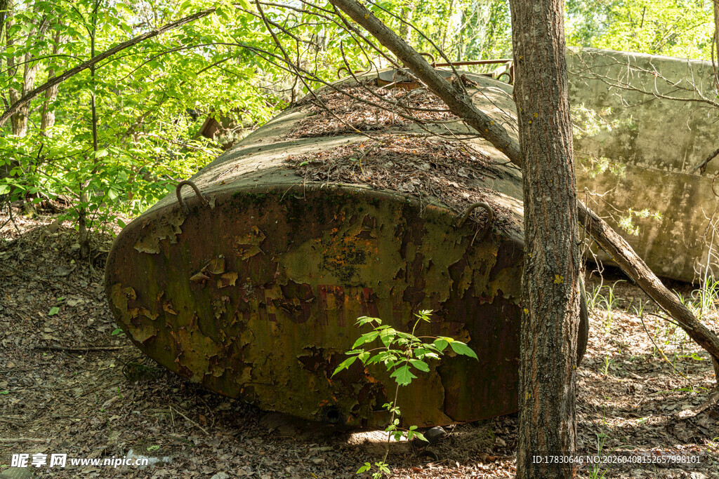 林间废弃的古老金属容器
