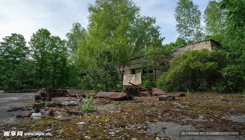 河边废弃小屋自然景象