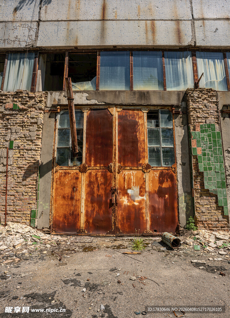 破旧废弃建筑的斑驳铁门