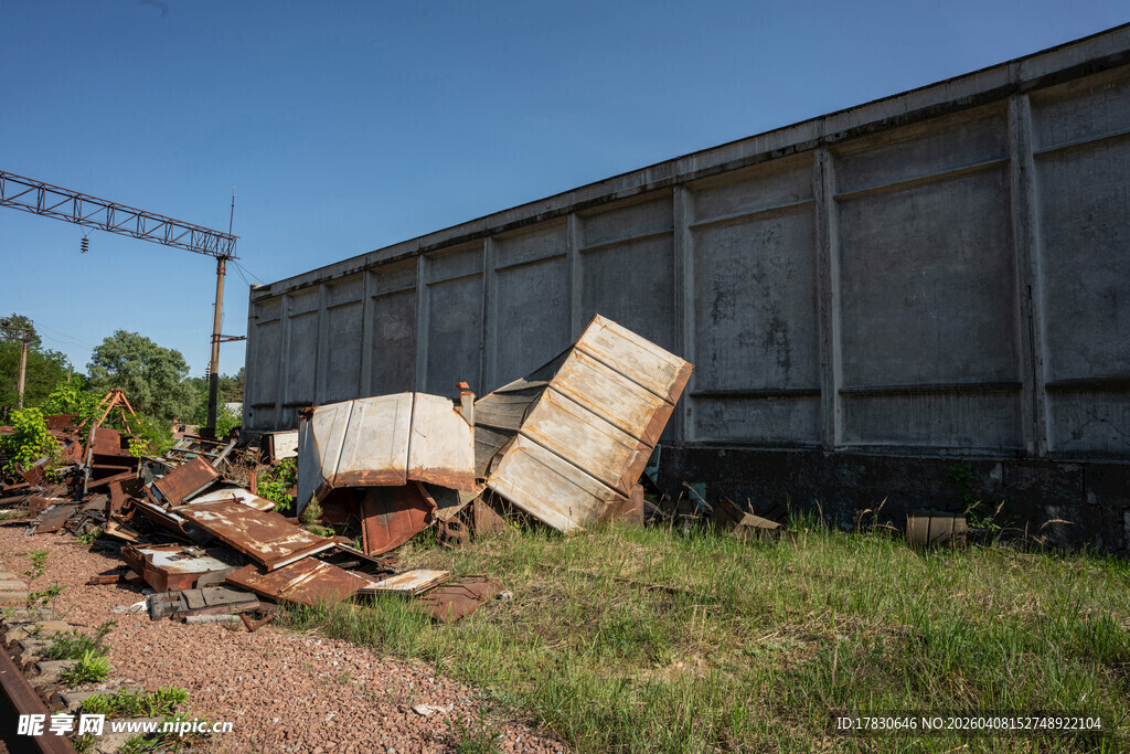 废弃场地中的杂物堆放