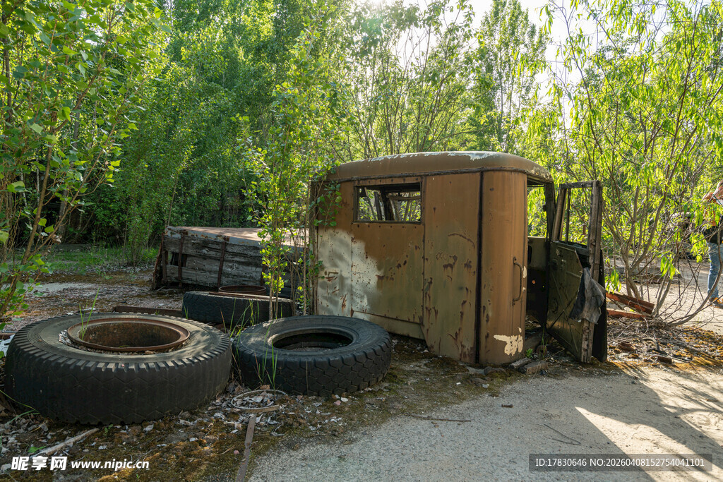 户外废旧设备与轮胎场景