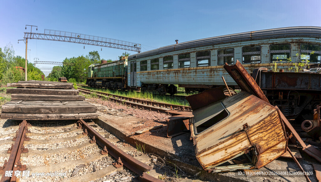 废弃铁轨旁的老旧火车车厢