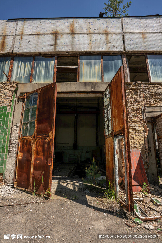 废弃破旧房屋尽显沧桑