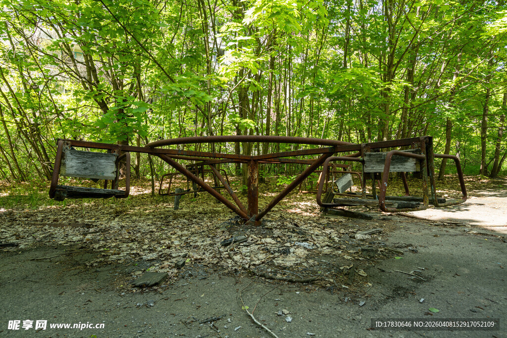 林间废弃金属结构装置