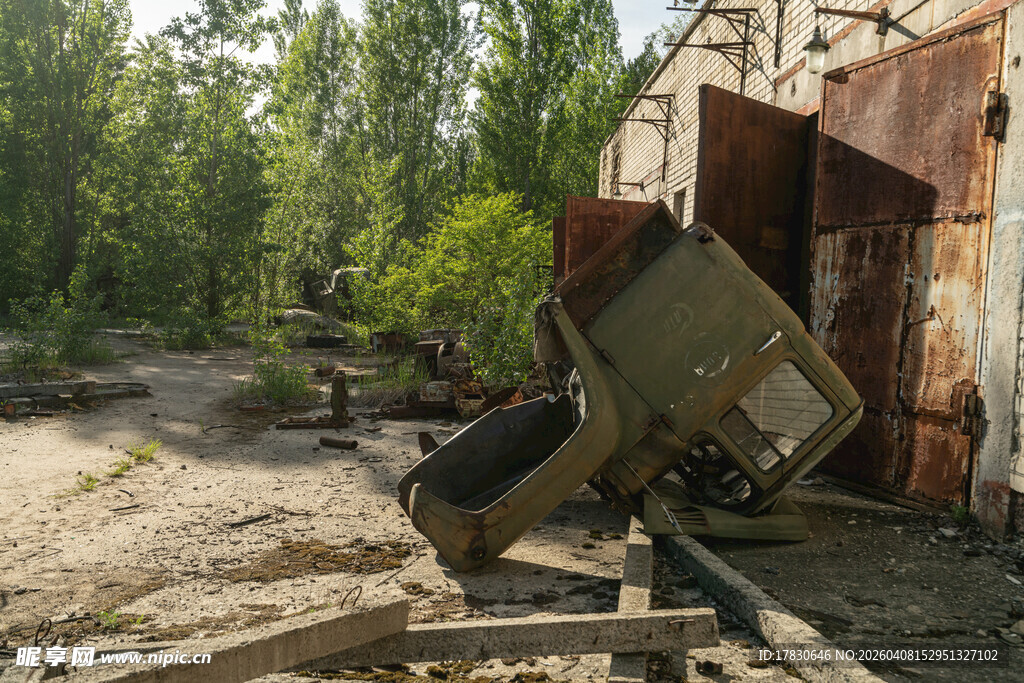 废弃工厂旁的老旧搅拌设备