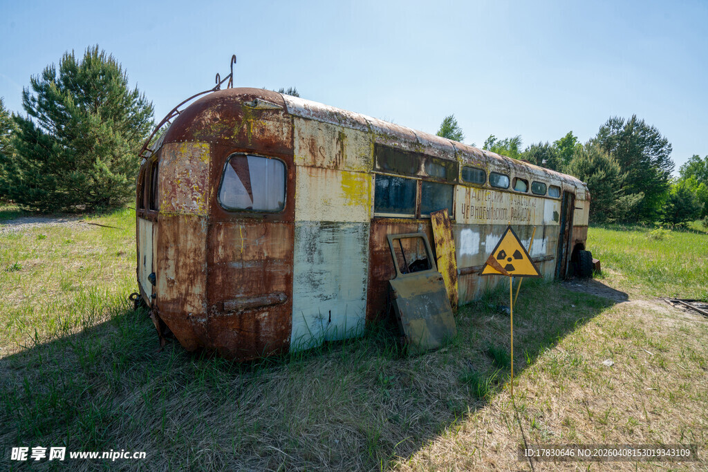 废弃复古拖车静立草地间