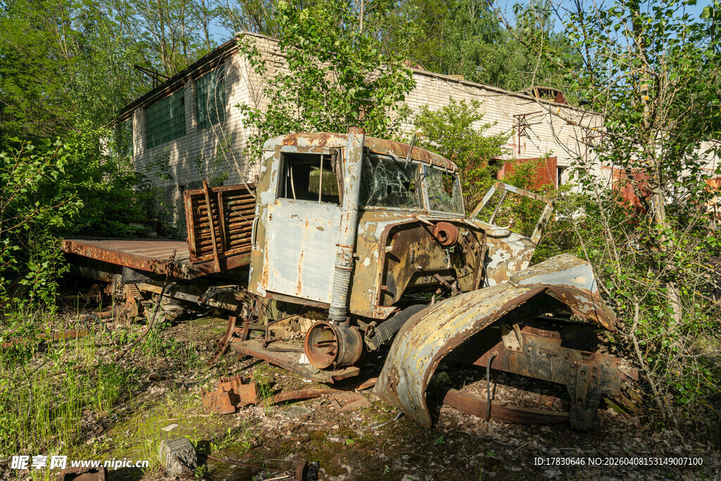 废弃野外的老旧卡车