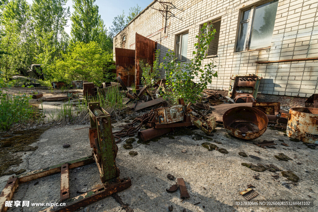 废弃场地中的生锈机械物件